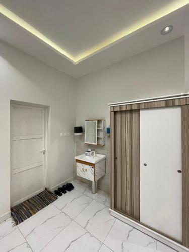 哈伊勒استراحة عمر的白色的浴室设有水槽和镜子