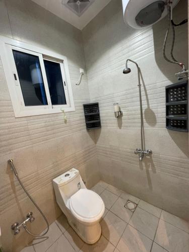哈伊勒استراحة عمر的一间带卫生间和淋浴的浴室