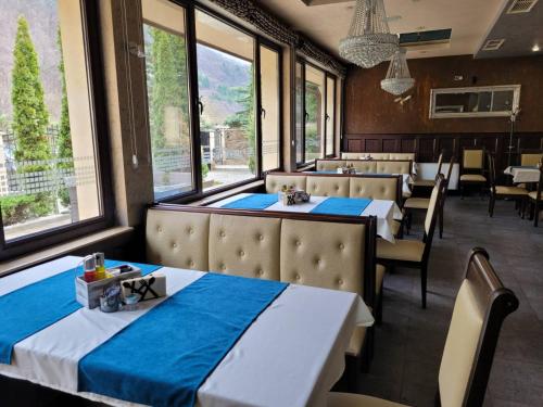 ChereshaХотел “Райски кът”的用餐室设有桌椅和窗户。