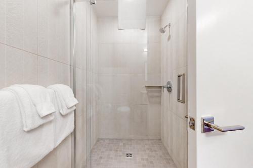 帕克城Pioche Village #1226的白色的浴室设有白色毛巾和淋浴