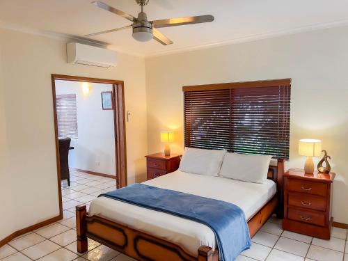 South Mission BeachLa Riviera One - Coastal Lifestyle - Three Bedroom的一间卧室配有一张床和吊扇