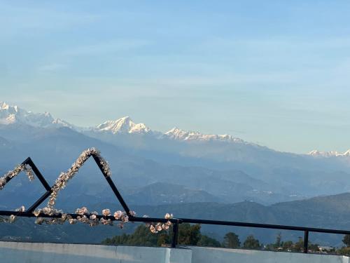 图利凯尔Hotel Mountains mirror的观景台享有山脉美景。