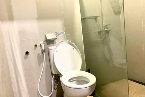 日惹Rumah Daun Timoho Yogyakarta RedPartner的一间带卫生间和淋浴的小浴室