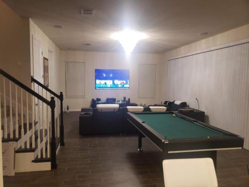 基西米Troy@Kissimme的客房设有台球桌和电视。