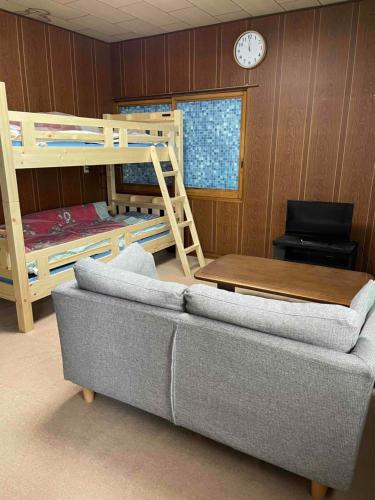 Kyū-karuisawaPastime藤熊的客厅配有两张双层床和一张沙发