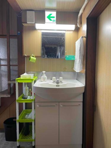 Kyū-karuisawaPastime藤熊的一间带水槽和镜子的浴室