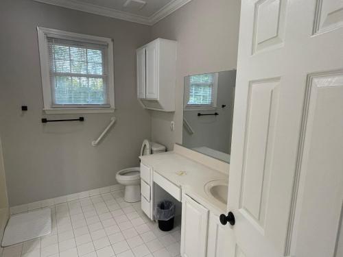 奥古斯塔2 Minute Walk To Gate 1 of Masters的白色的浴室设有卫生间和水槽。