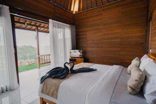 乌干沙The Akasea Villa Bali的一间卧室配有一张床,上面有两条毛巾