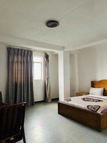 亚的斯亚贝巴Goza Guest House 22的一间卧室设有一张床和一个窗口