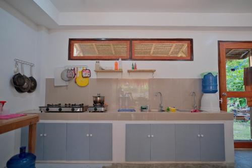 卢纳将军城Copacabana Siargao的厨房配有水槽和台面