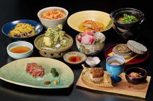 伊豆Ochiairo的餐桌上放有盘子和碗的食物
