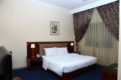 阿吉曼Zenith Smart Vacation Homes, Ajman的酒店客房设有床和窗户。