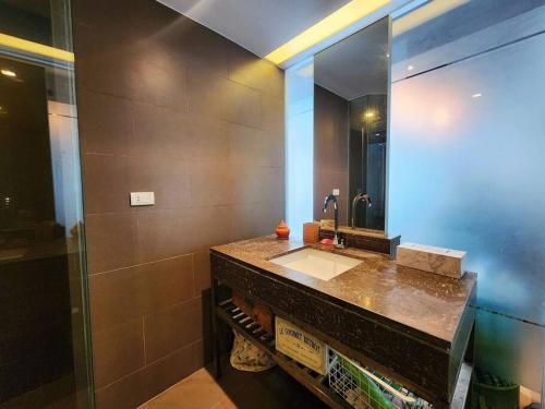 曼谷Sathorn Sky City View rooftop bar的一间带水槽和镜子的浴室
