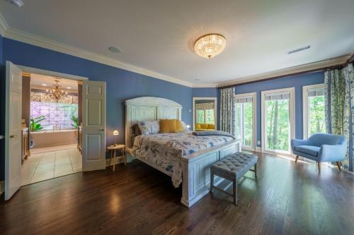 AftonLakeside Paradise - Luxury by the lake的一间卧室设有一张床和蓝色的墙壁