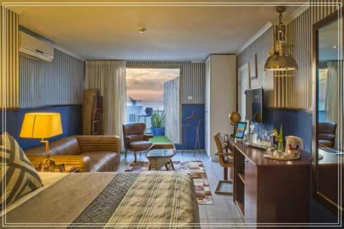 特拉维夫Bugrashov Beach 88 Hotel And Spa的酒店客房设有床和客厅。