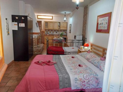 伊格莱西亚斯L'arancio Antico的一间卧室配有一张带粉色毯子的大床