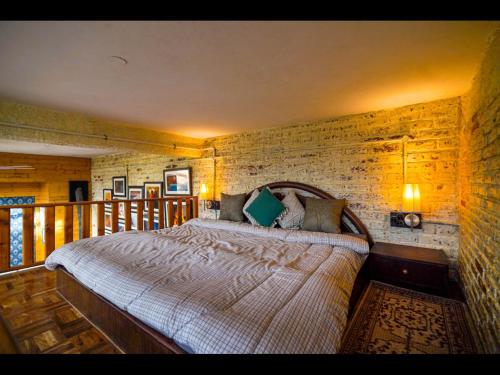 KandāghātSaffronStays Ekam Walnut Suite, Chail的一间卧室设有一张床和砖墙