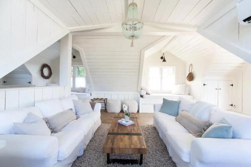 索尔万Anavo Farm’s Chic Sheep Retreat的客厅配有白色的沙发和桌子