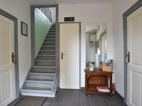 克吕茨Lavish Apartment in Kl tz with Beach nearby的走廊上设有楼梯,门上设有桌子
