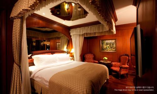 首尔Imperial Palace Seoul Gangnam的一间卧室,卧室内配有一张大床