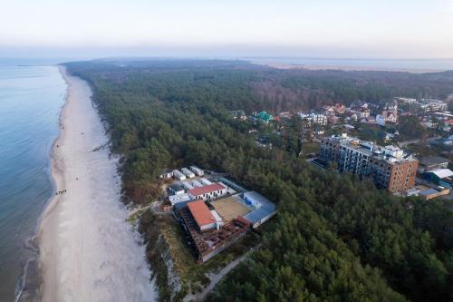 米泽德沃兹Ekskluzywne Apartamenty "Na Wydmach" Międzywodzie by Renters的享有度假胜地和海滩的空中景致