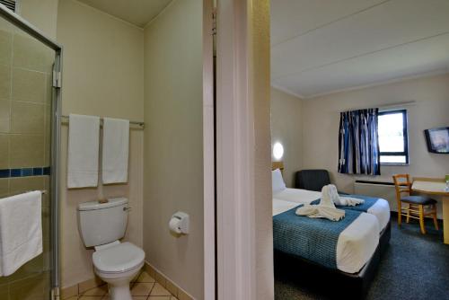逊邱伦Road Lodge Centurion的酒店客房设有一张床和一个卫生间。