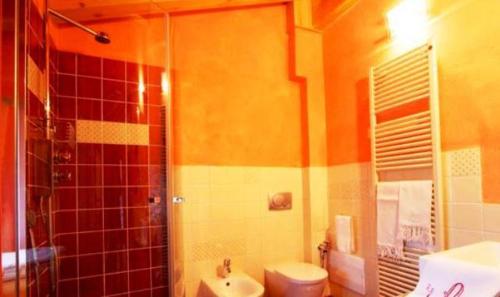 格雷索拉特里尼泰Anderbatt的带淋浴、卫生间和盥洗盆的浴室