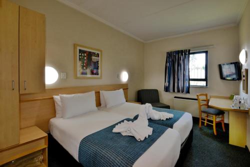 逊邱伦Road Lodge Centurion的酒店客房,配有带毛巾的床