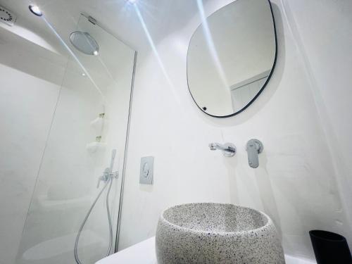 菲罗斯特法尼佛蒂尼别墅酒店的一间带圆形水槽和镜子的浴室