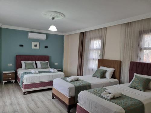 库萨达斯Sezgin Boutique Hotel的酒店客房,配有两张床和两把椅子