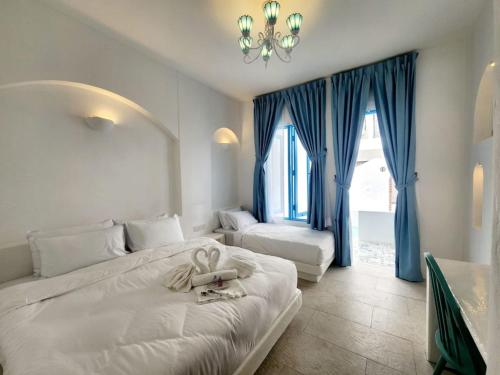 怡保Ipoh Santorini Hideaway - Hotel Inspired的一间卧室配有一张床,床上有毛巾