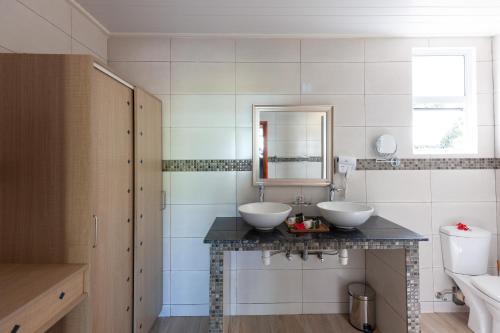 拉迪格岛马斯顿度假屋的浴室设有2个水槽和镜子