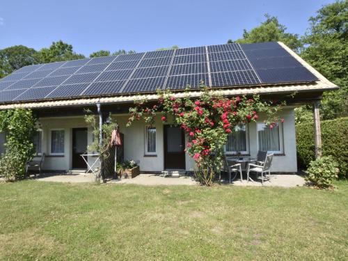 NeubukowTasteful Holiday Home in Neubukow with Terrace的屋顶上设有太阳能电池板的房子