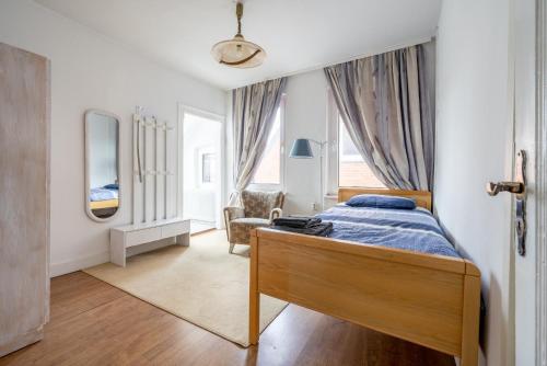 汉诺威Private Apartment的卧室配有床、椅子和窗户。