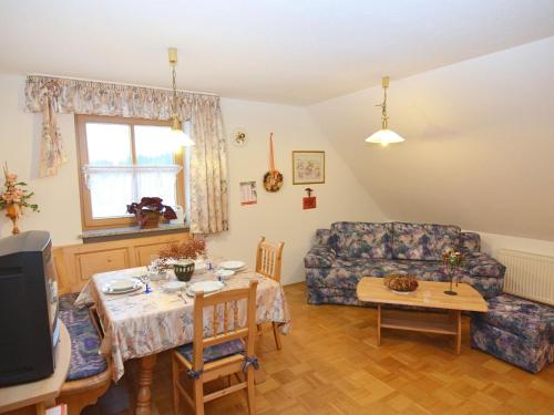 DietersdorfSpacious Apartment with Sauna in Schonsee的客厅配有沙发和桌子