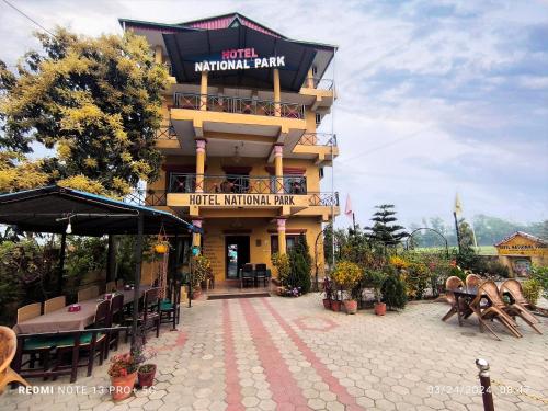 索拉哈Hotel National Park Sauraha- Homely Stay and Peaceful Location的一座带桌椅的庭院的建筑