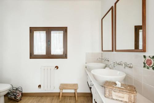 特罗尔Casa típica canaria en el Parque Rural de Doramas的白色的浴室设有两个盥洗盆和镜子