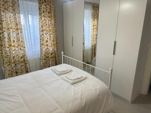 拉夫蒂港Seaside Luxury Apartments的一间卧室配有一张床,上面有两条毛巾