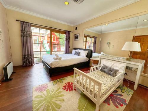 WarrandyteExquisite Villa Living at 5 Swansfield Ct, Warrandyte - Shared Amenities Await!的一间卧室配有一张床、镜子和一张婴儿床