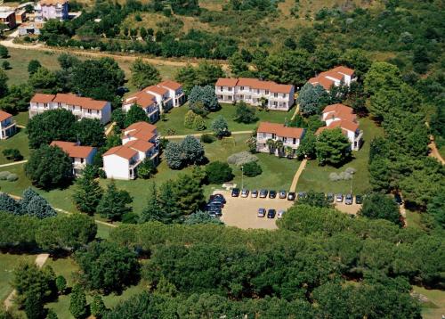梅杜林梅杜林艾皮妮假日公园的享有带庭院的房屋的空中景致