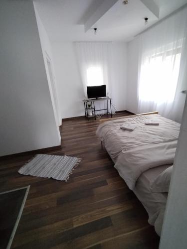 波若勒塔Apartament la casa pe Transrarau的白色的客房配有一张床和一张书桌