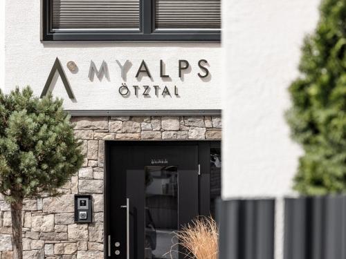 乌姆豪森MYALPS Ötztal的门上标有笔记的原创售货店入口