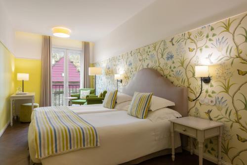 丰沙尔卡什塔涅鲁精品酒店的酒店客房设有床和客厅。