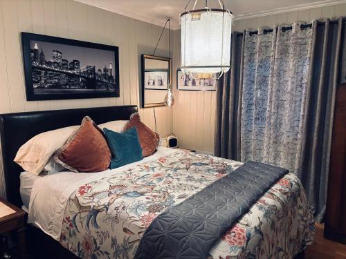 克里斯蒂安桑德Apartments At The Sentrum的一间卧室设有一张大床和一个窗户。