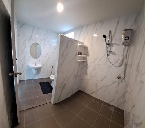 考索K.K. Park Resort的白色的浴室设有水槽和卫生间。