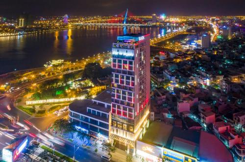 岘港万达酒店的夜晚城市的空中景观