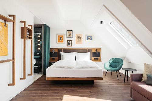 维也纳Hotel Schani Uno City的一间卧室配有一张床和一把椅子