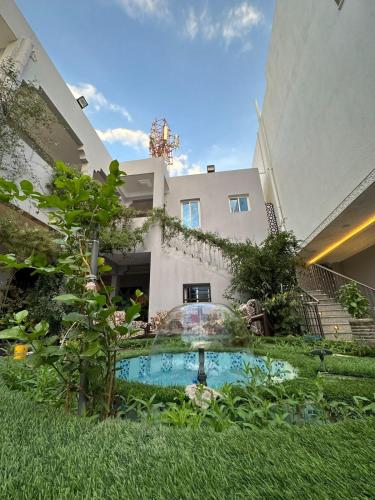 阿哈达استراحة صيفيه بالهدا الطائف的庭院中带游泳池的房子