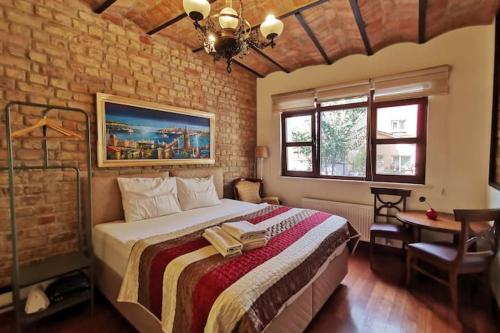 伊斯坦布尔Ottobalat的卧室设有一张砖墙内的大床