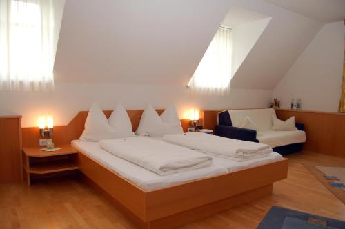 巴特布卢毛祖尔普斯特民宿的一间卧室配有两张带白色枕头的床